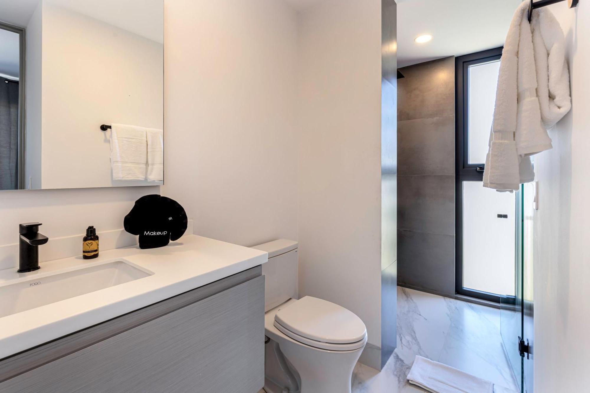 Сasa de vacaciones Exquisite Beachside 2 Bedroom Gym & Rooftop Pool
