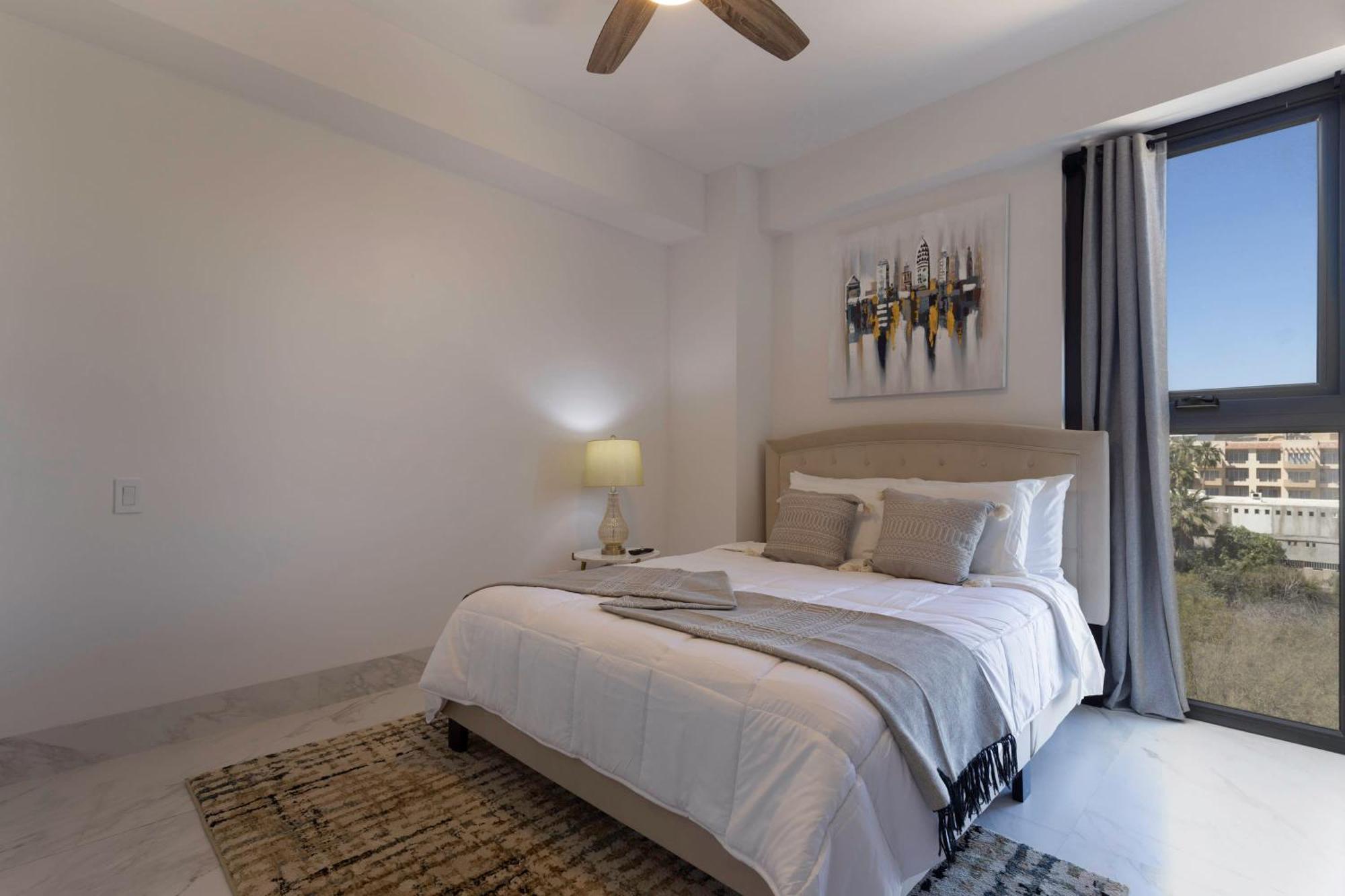 Сasa de vacaciones Exquisite Beachside 2 Bedroom Gym & Rooftop Pool *