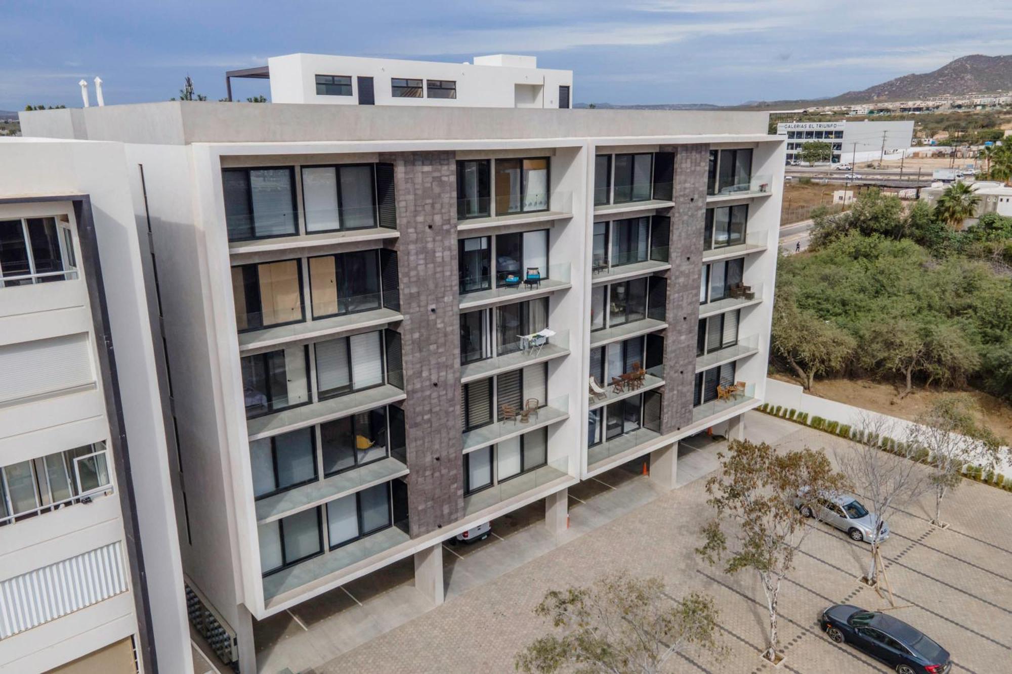 Exquisite Beachside 2 Bedroom Gym & Rooftop Pool