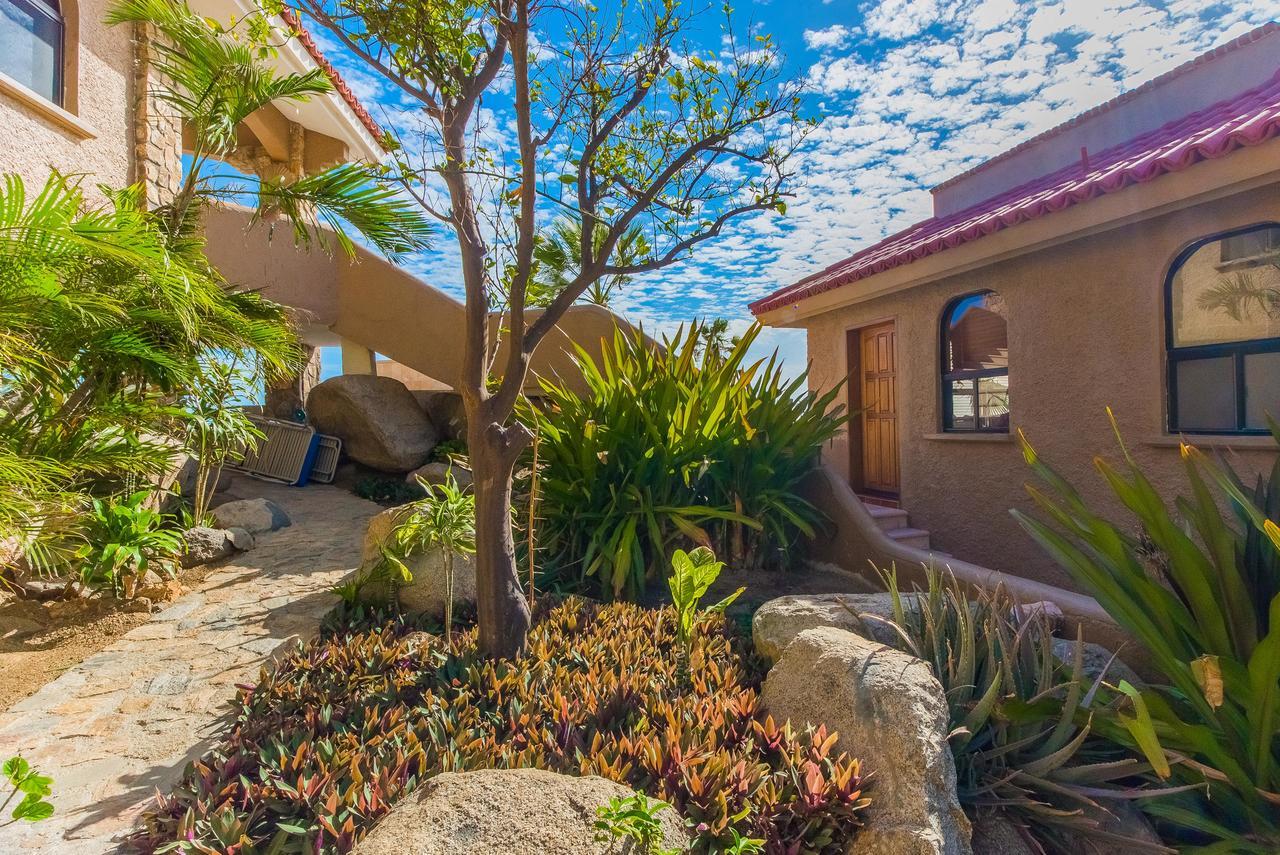 Private Retreat With Large Pool Deck At Isla