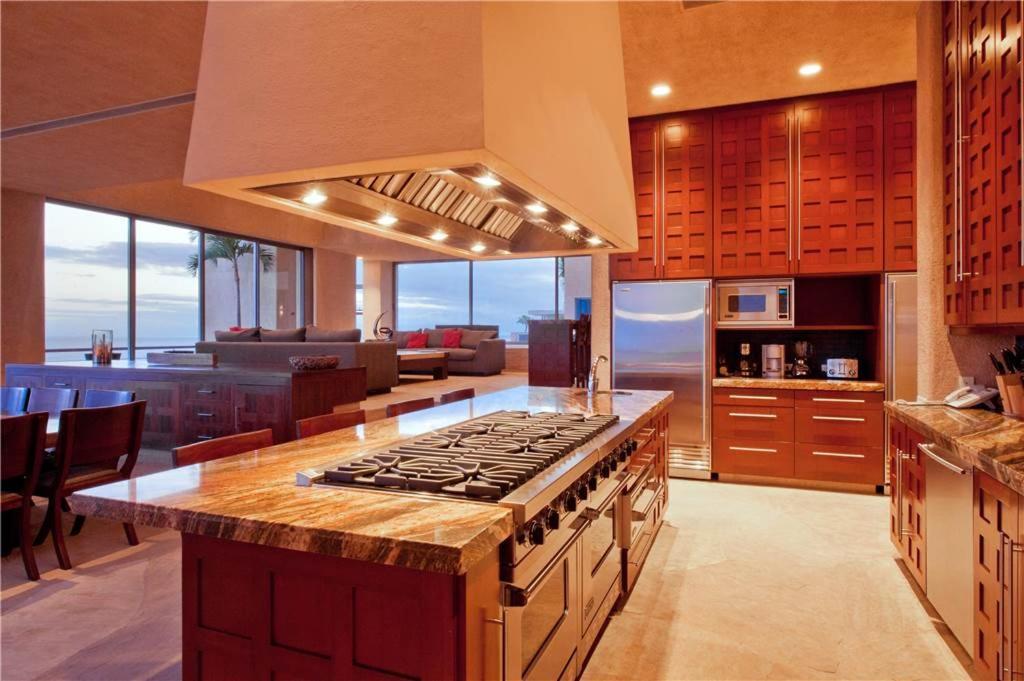 Luxurious Hillside Oceanfront 8 Bedroom Bellissima