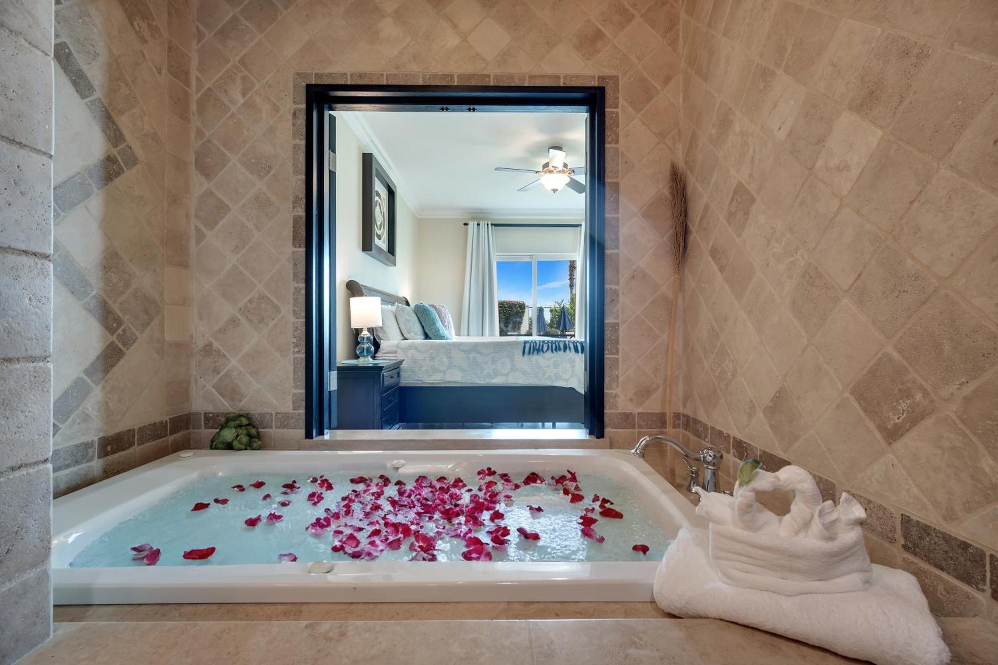 Apartment Upgrade Your Vacation In Style-exclusive Poolside Condo!