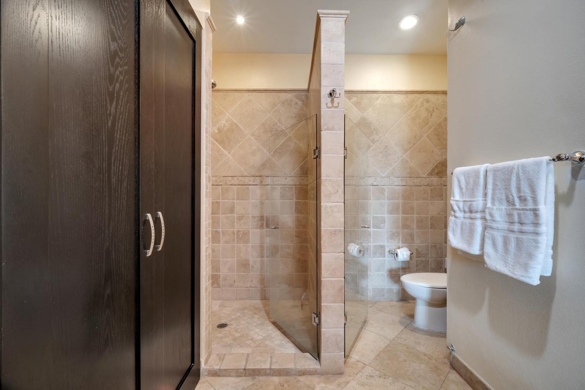 Upgrade Your Vacation In Style-exclusive Poolside Condo!
