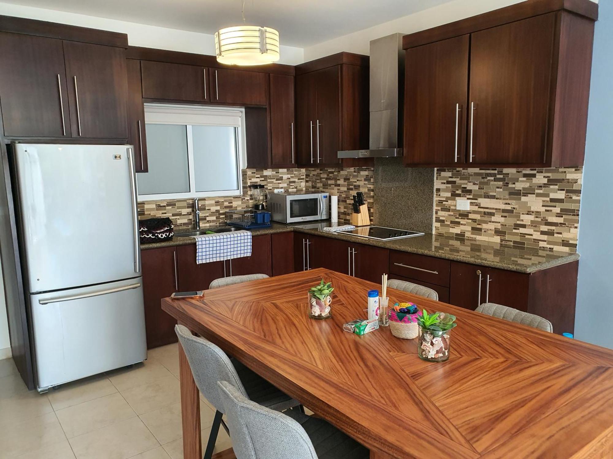 Apartment Bliss Retreat, Renovated With Rooftop Pool, Grill, And Game Night Vibes!